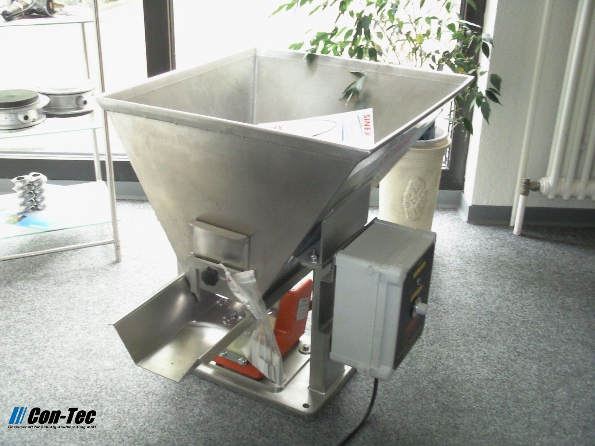 Vibrationsdosierer und Vibrationsförderer für industrielle Schüttgüter