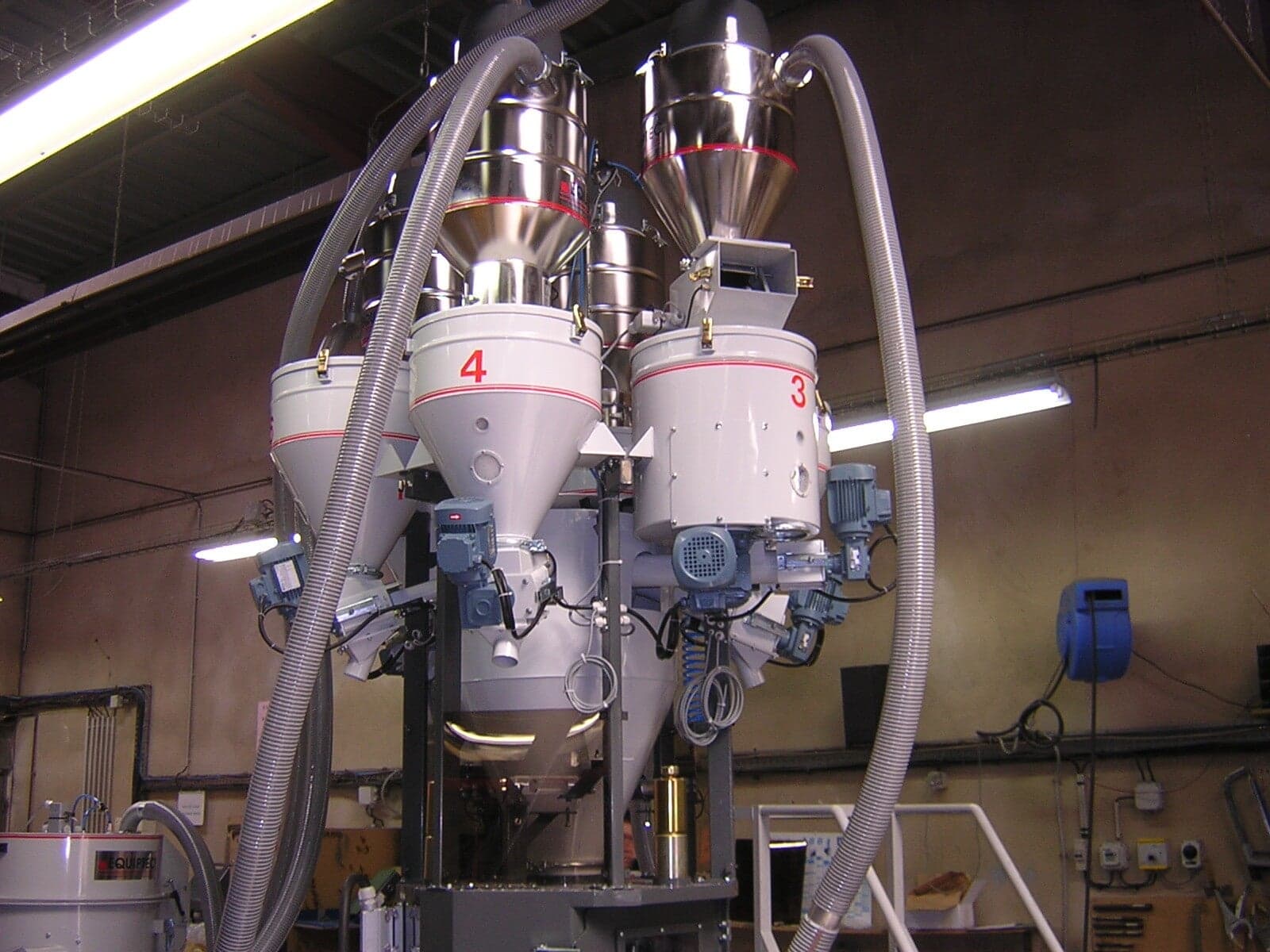 Gewichtsdosierer, Mischer & Farbdosierer für die Kunststoffindustrie