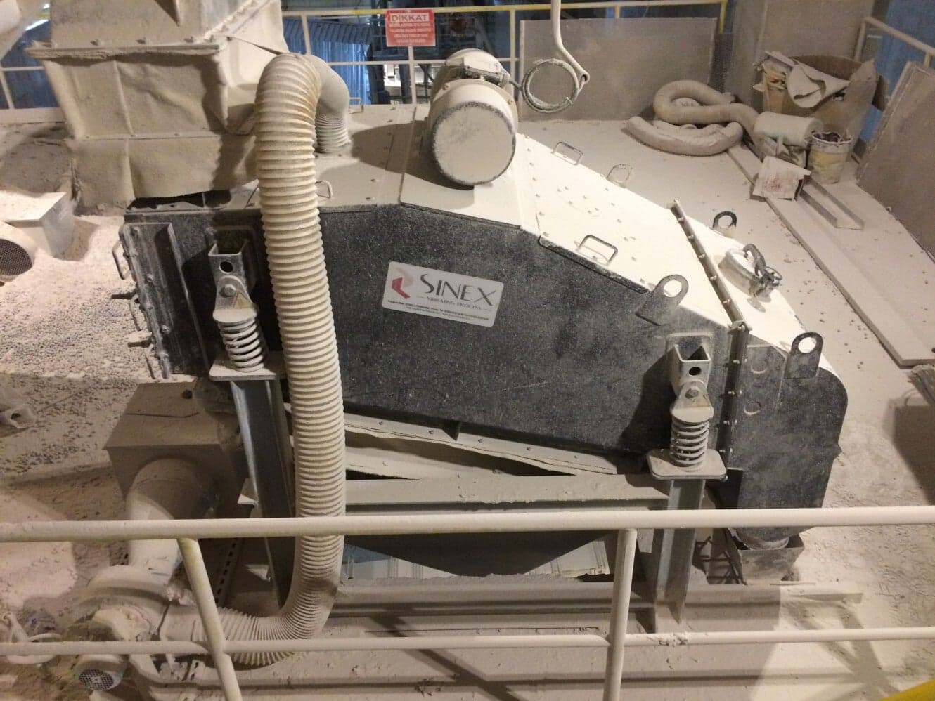 ELLIPTISCHE VIBRATIONSSIEBE MIT UNWUCHTMOTOR