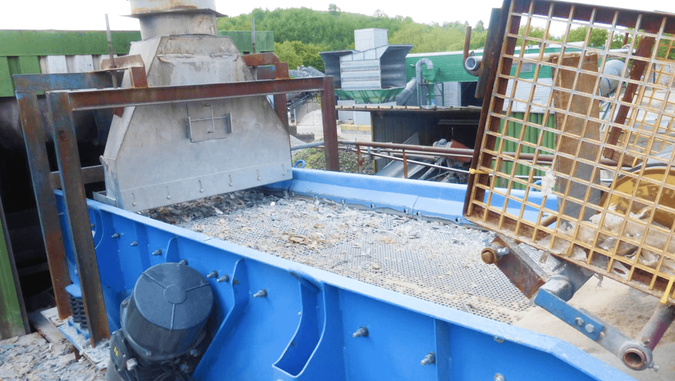 LINEAR VIBRATIONSSIEBE MIT UNWUCHTMOTOREN