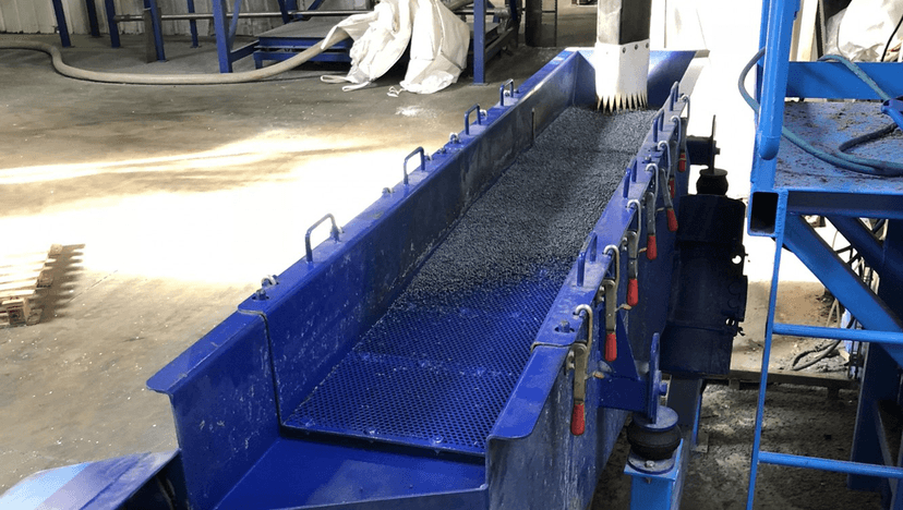 LINEAR VIBRATIONSSIEBE MIT UNWUCHTMOTOREN